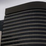 丸みを帯びたデザインのオフィスビルと看板の写真