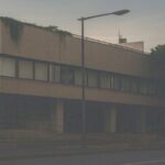 夕方の庁舎外観、破産手続き開始決定を報じるイメージ写真