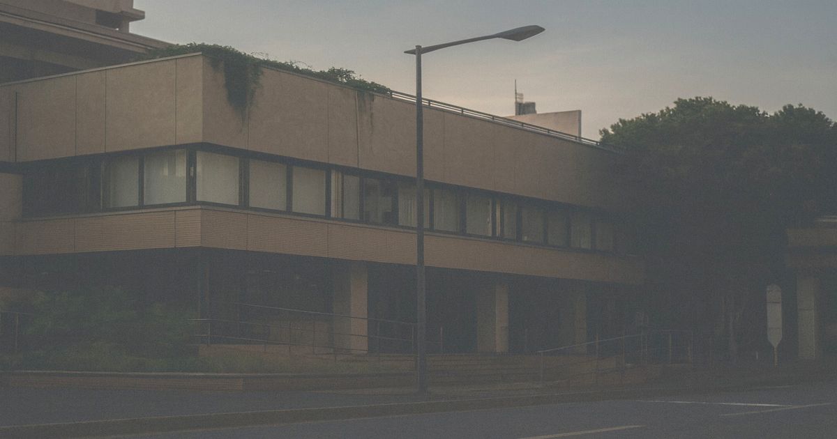 創業100年超のサクライ破産開始決定!負債34.5億円?東京の製菓材料卸の全貌 夕方の庁舎外観、破産手続き開始決定を報じるイメージ写真