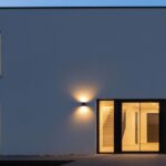 夜にライトアップされたモダンな二階建て住宅の外観