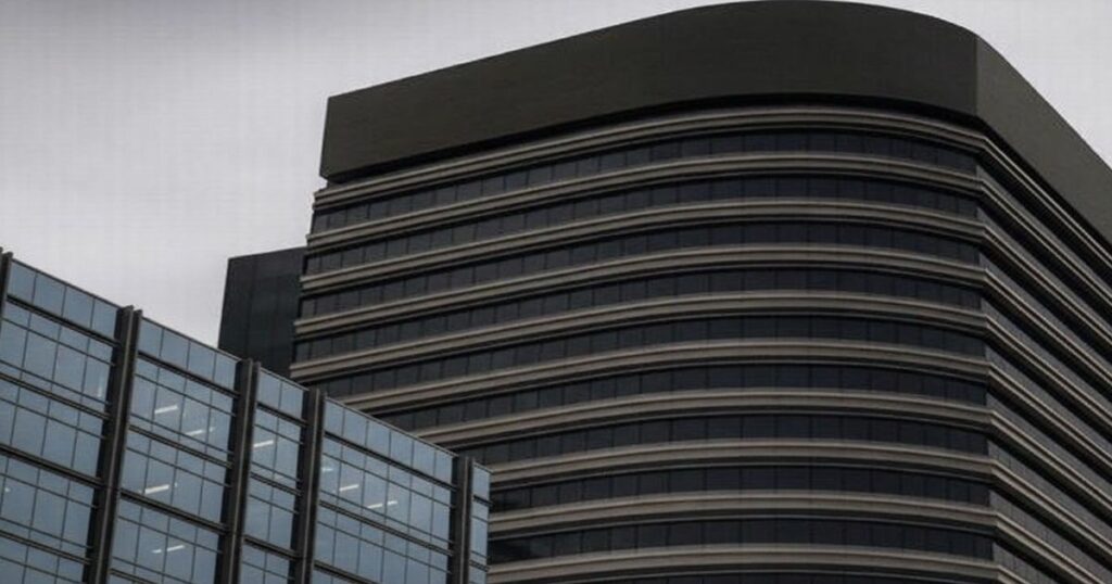 曲線デザインが特徴的な近代的オフィスビル外観