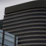 曲線デザインが特徴的な近代的オフィスビル外観